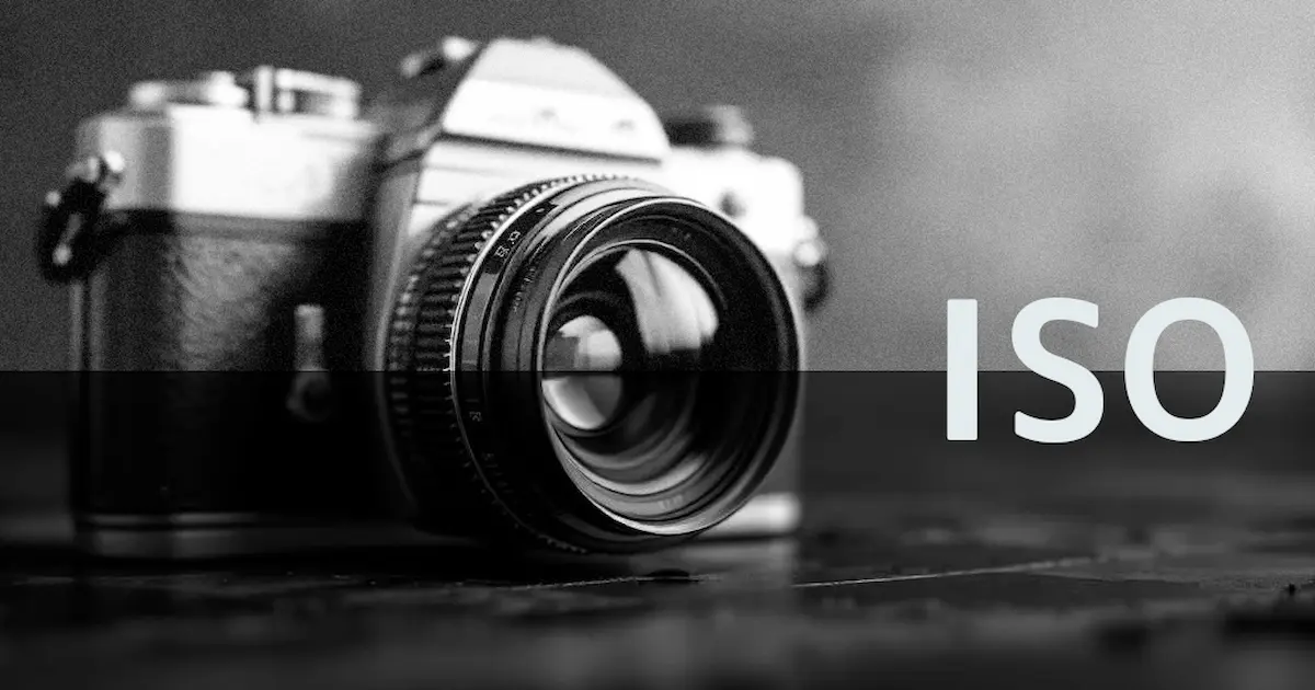 カメラと「ISO」の文字（モノトーン・工房風）